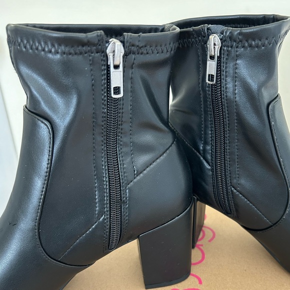 Women’s Black boot- new w/o tags stretch ankle boot, round toe - Picture 2 of 6
